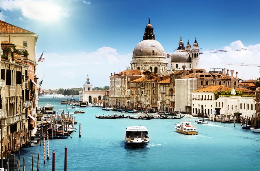 意大利 意大利是世界上高度发达国家之一,气候湿润,风景秀丽,文物