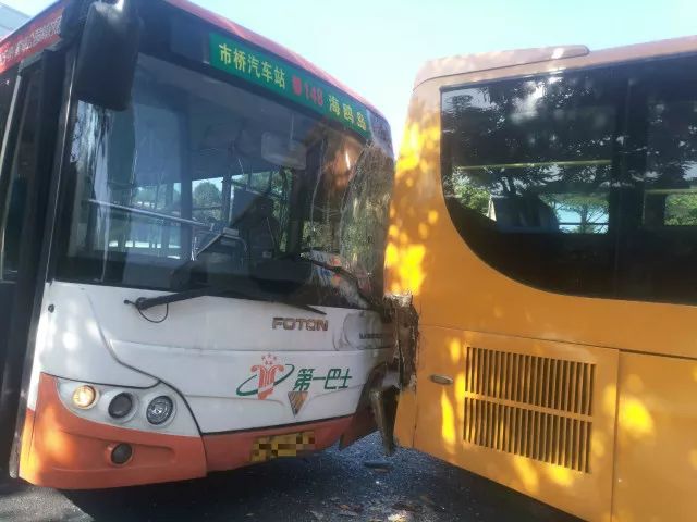一辆自西向东行驶的148路公交车(广州第一巴士公司),追尾撞到一辆同向
