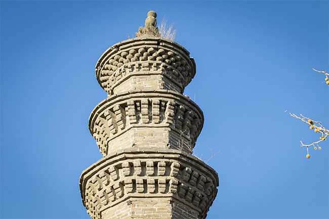 这座塔的塔檐伸展较小,斗拱小巧玲珑,第四层和第七层檐下以斗拱加仰莲