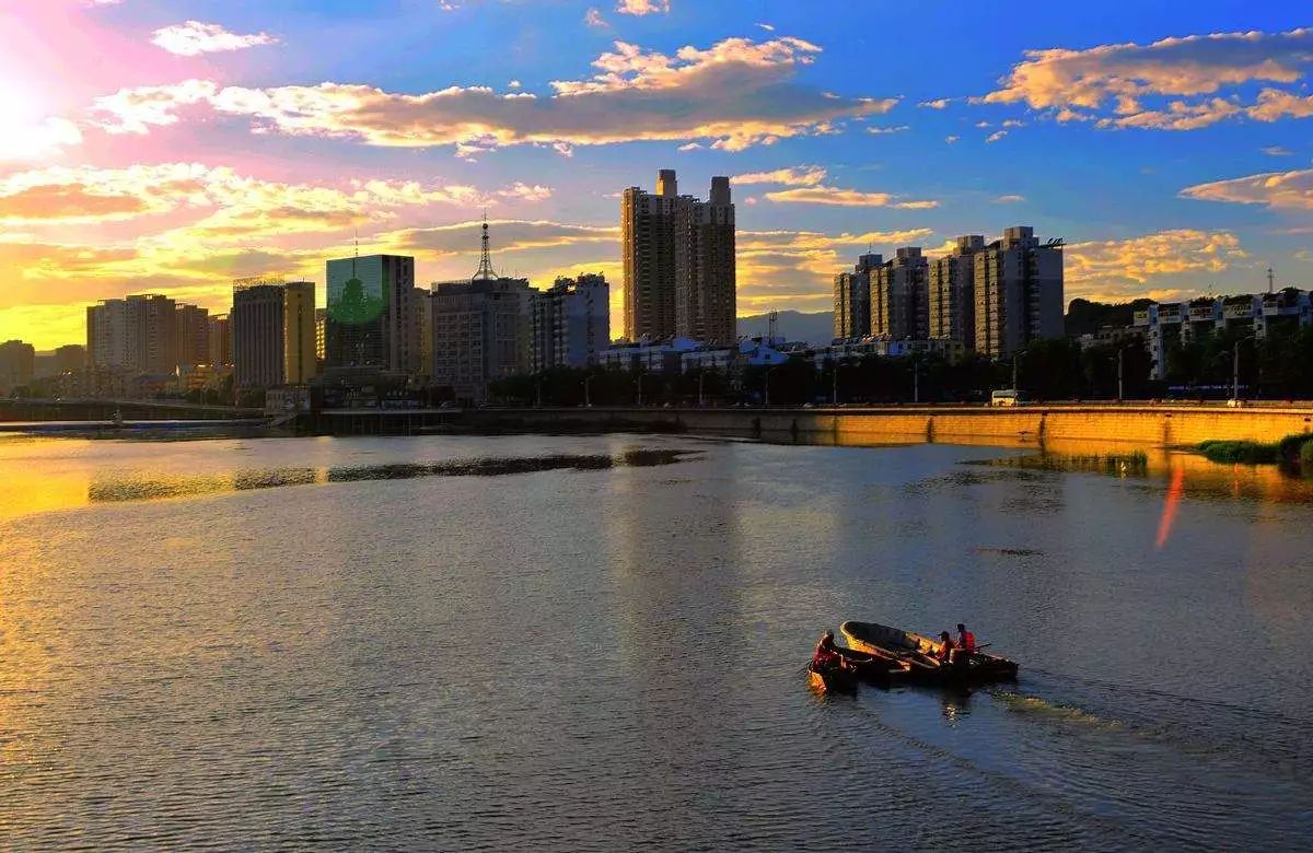 我瞬间想起一个:是河北面积最大的城市.