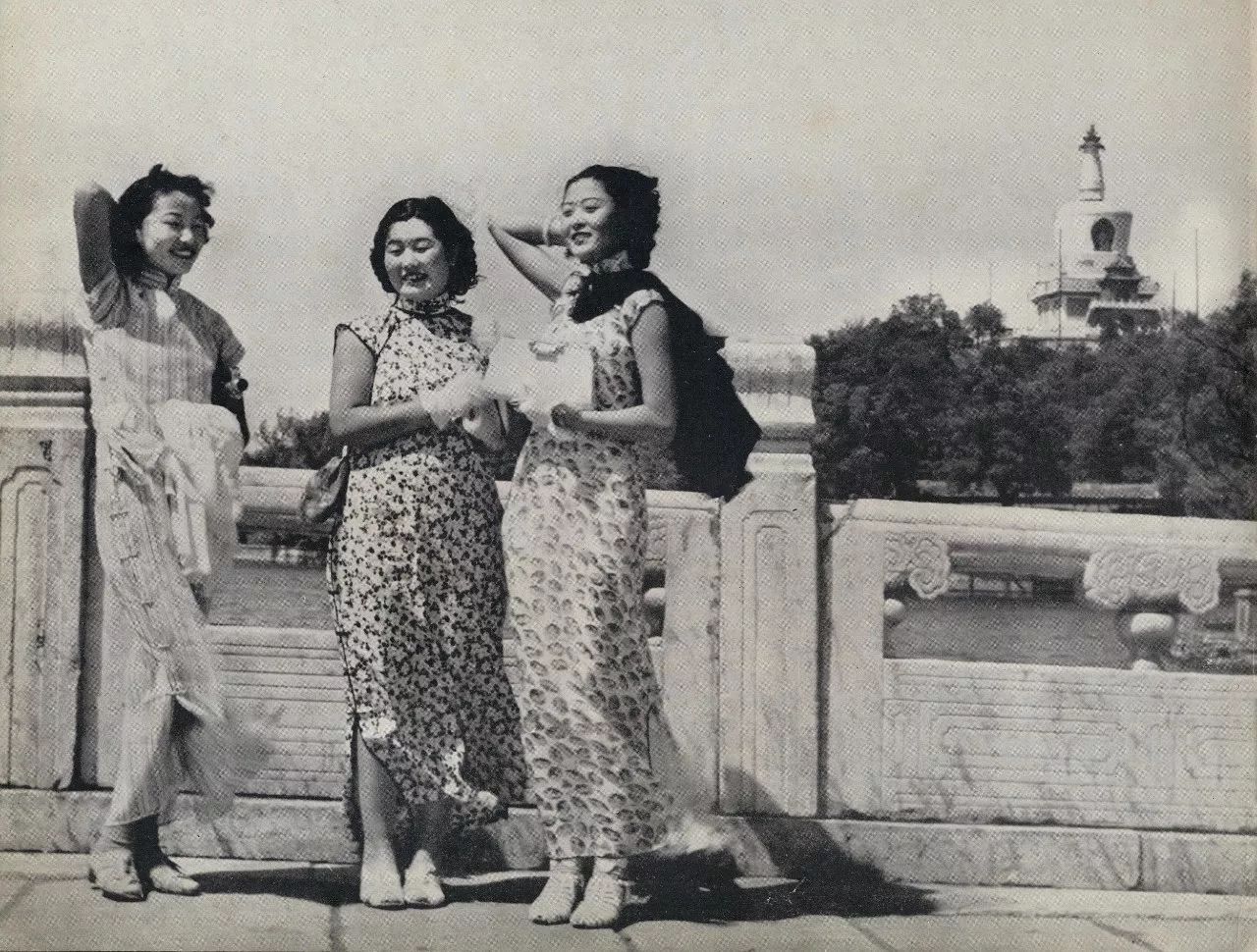 视觉中国 / 1940年,三位女士身穿旗袍站在北京北海的一处石桥上