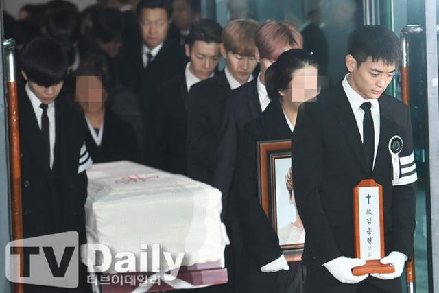 金钟铉今日出殡shinee及sj成员抬棺送别好友陪伴走完最后一程