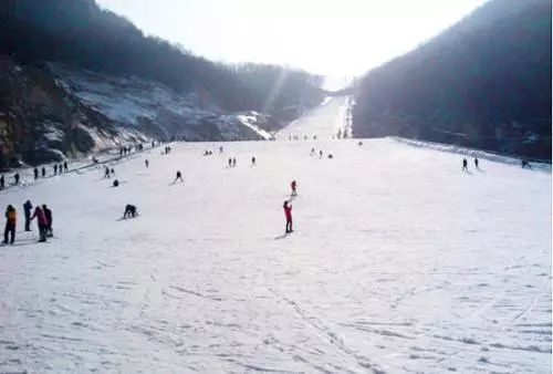 天龙池滑雪世界,由于温度适宜造雪,因而雪期较长,雪质较好.