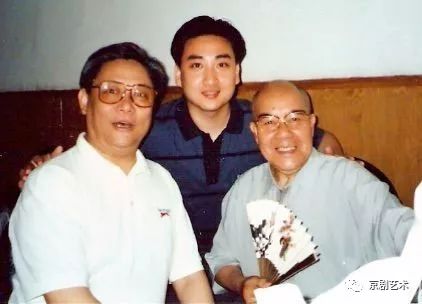 1996年与师父张学津先生,袁世海先生在马连良先生故居合影