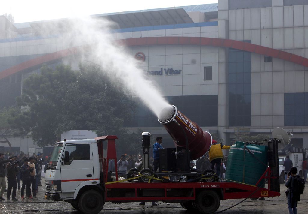 印度:"水炮"驱散雾霾,降低空气污染