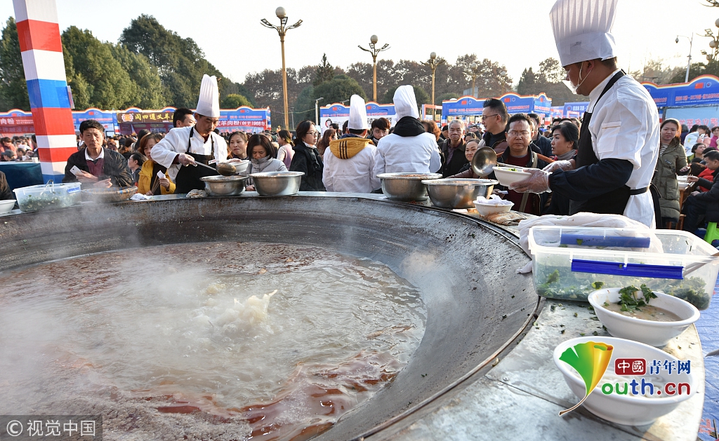 特制大锅烫羊肉粉迎冬至 铁锅直径3米香飘四溢