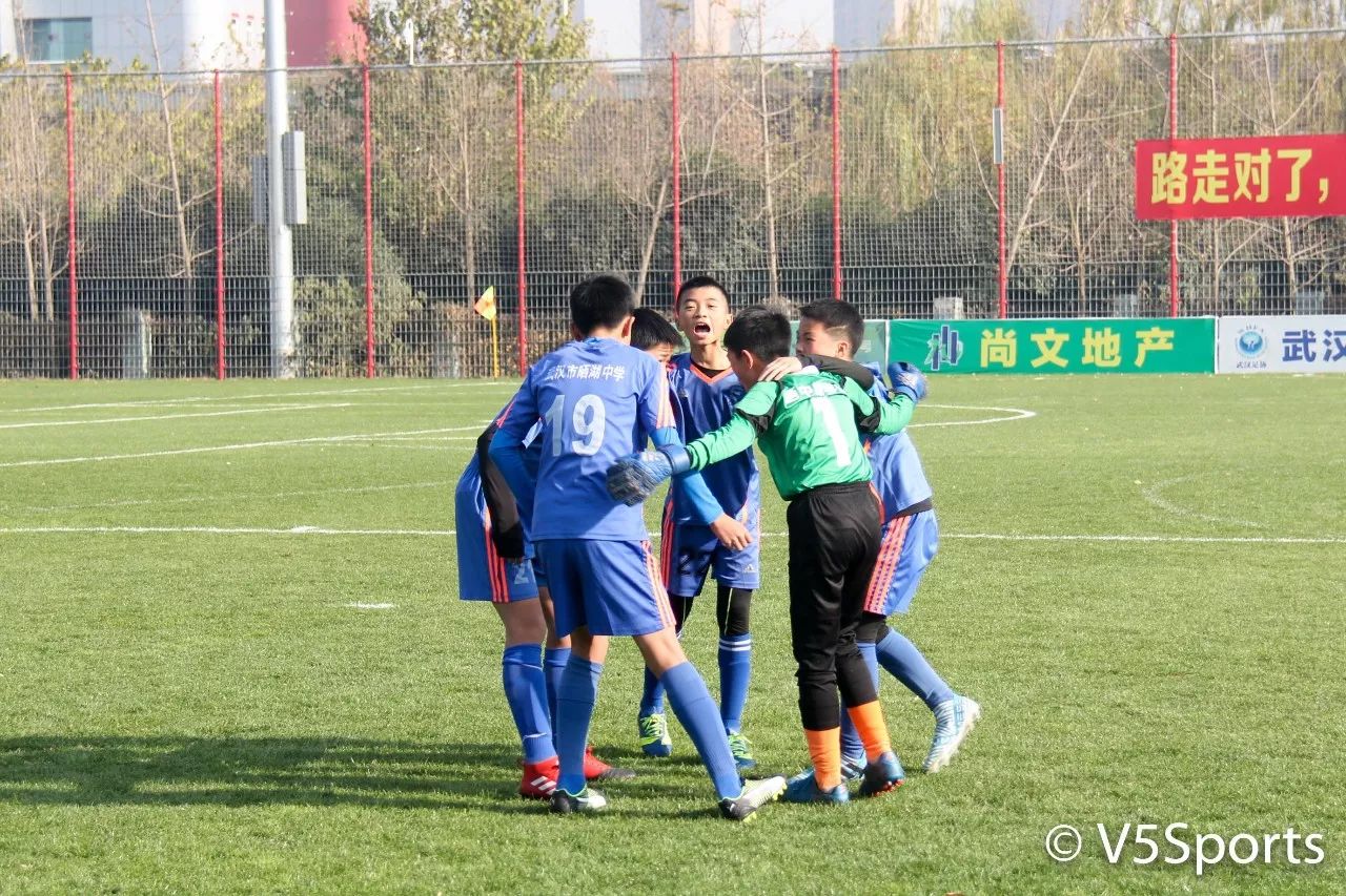 中国足协党委书记现身武汉校园足球赛场晒湖中学小学部夺普通甲组冠军