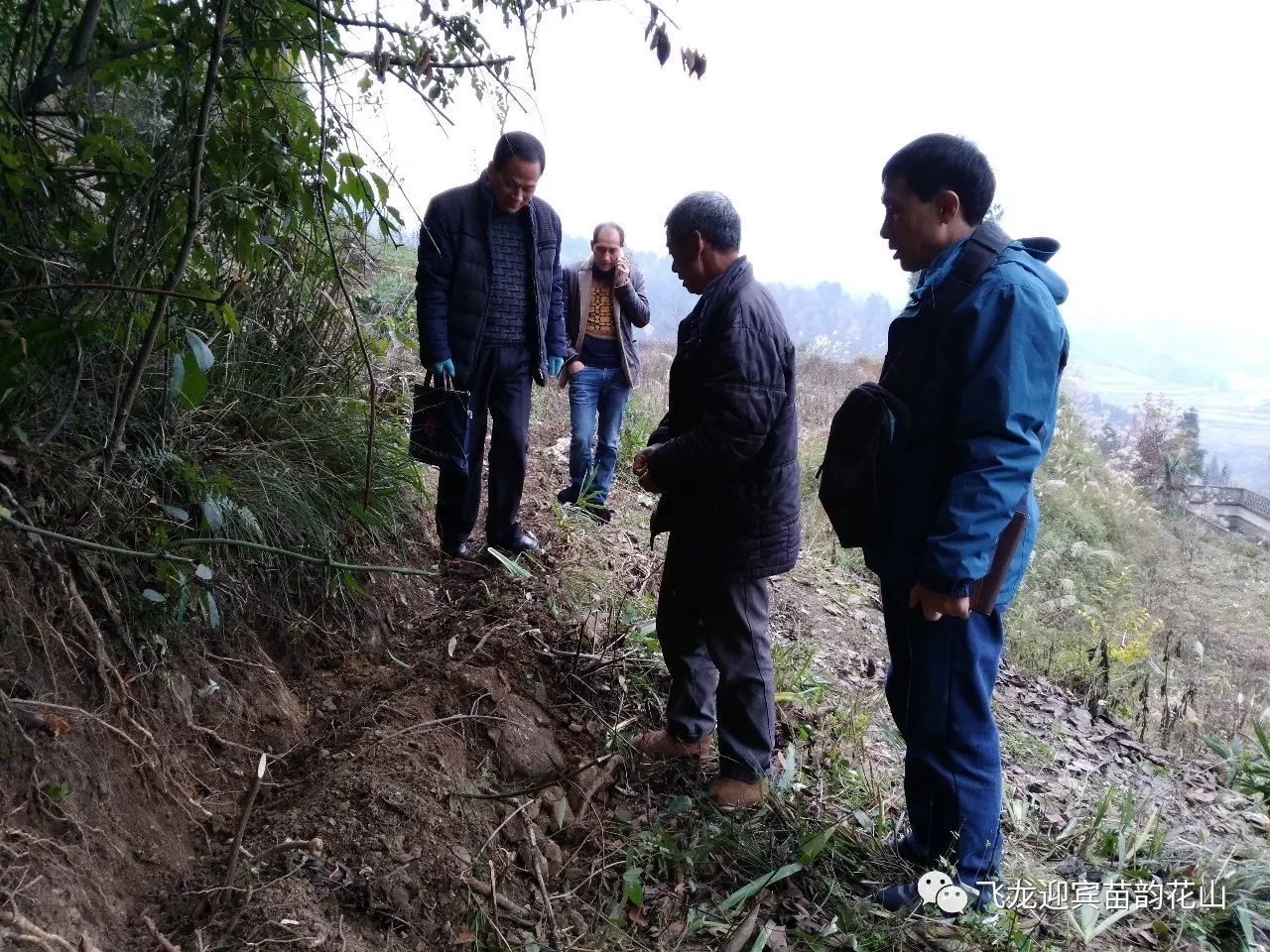 察看,了解安全饮水工程的实施进度与存在困难;在低保贫困户杨治权家中