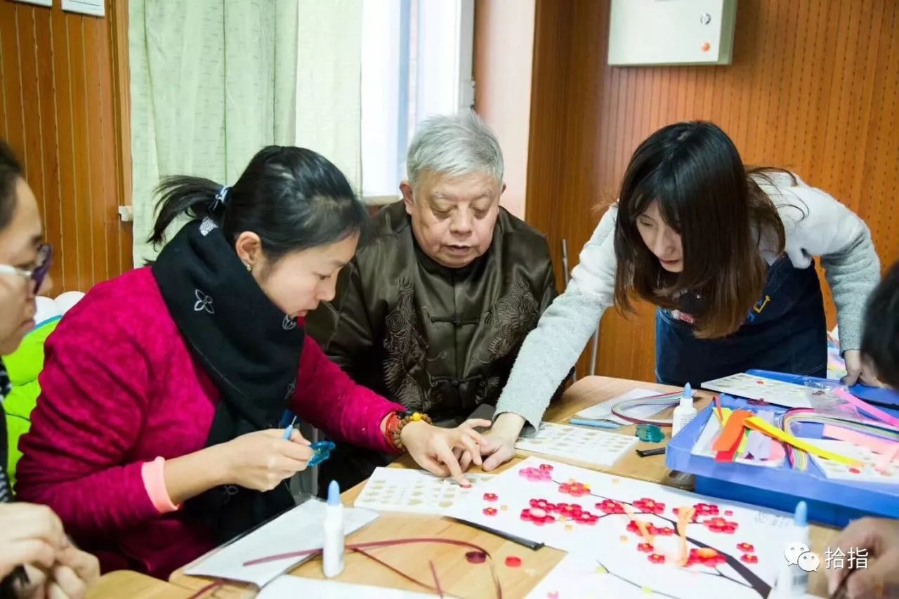 什刹海小学举办"指尖舞动,衍纸生花"活动