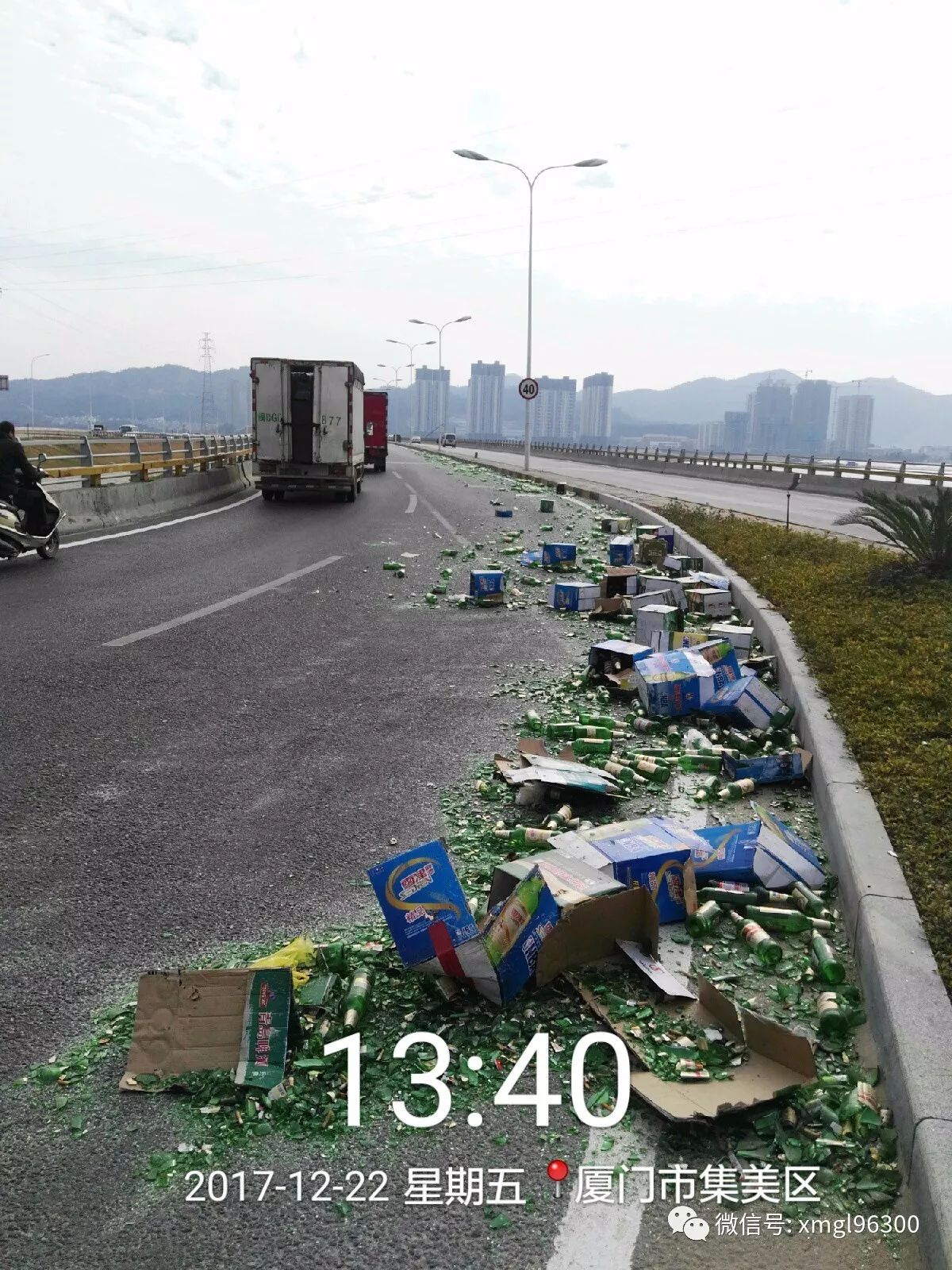 鹭城路事数百个空啤酒瓶碎一地公路人快速清理