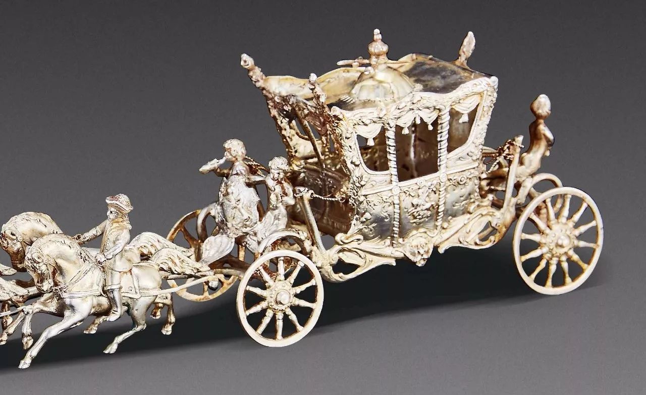 英国皇室马车中最著名的有五驾马车之一的"黄金马车",世界上最豪华的