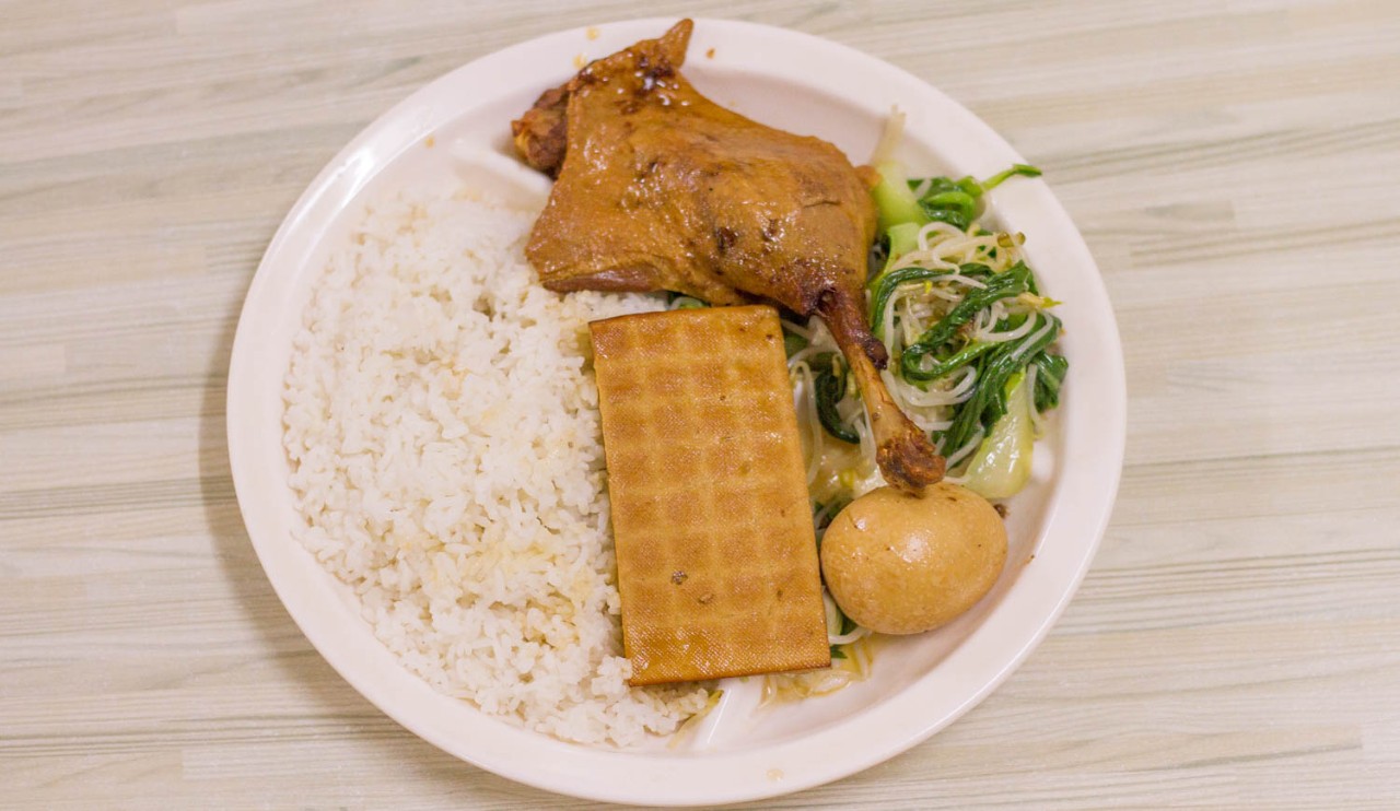 鸭腿饭鸡腿饭除了亲民的价格和大块的鸡腿,居然还垫有个蛋和吸收了