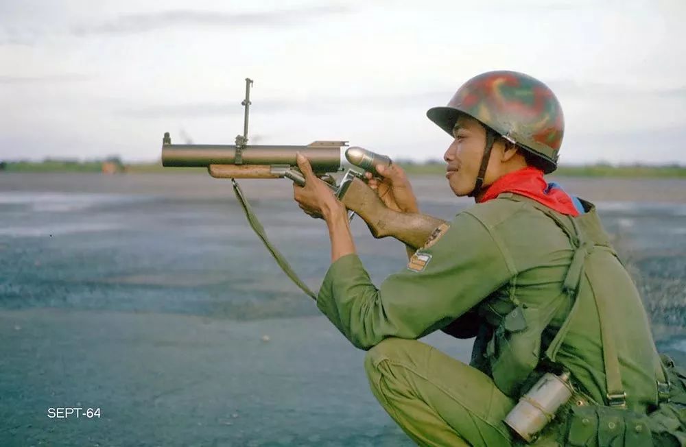 驻越美军shokchang空军基地,一群南越伞兵来到这里,准备搭乘美军直升