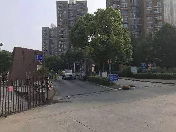 最终由小区业委会提出关于万科城市花园一区北门(周新西路)进行门头