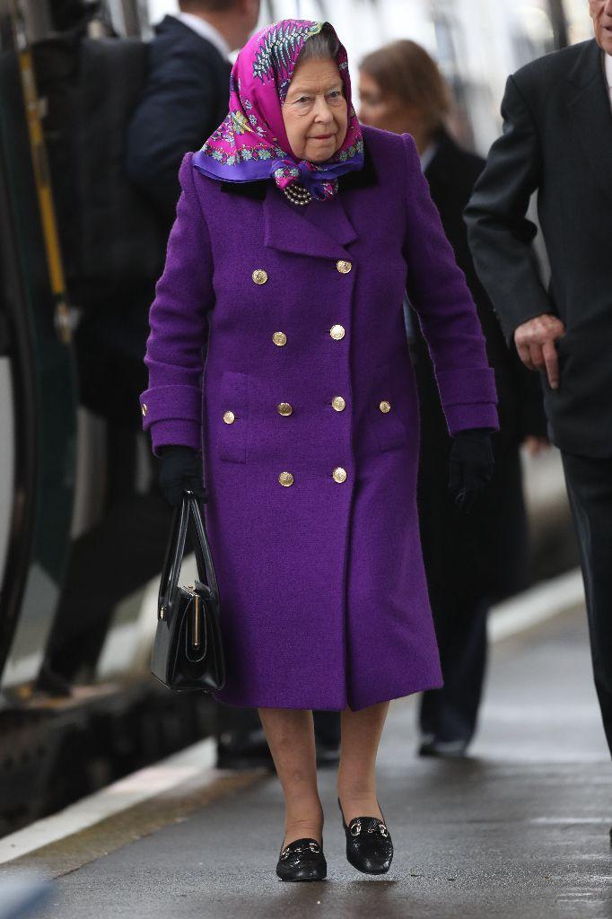 91岁英国女王与丈夫搭地铁低调出游,丝巾包头