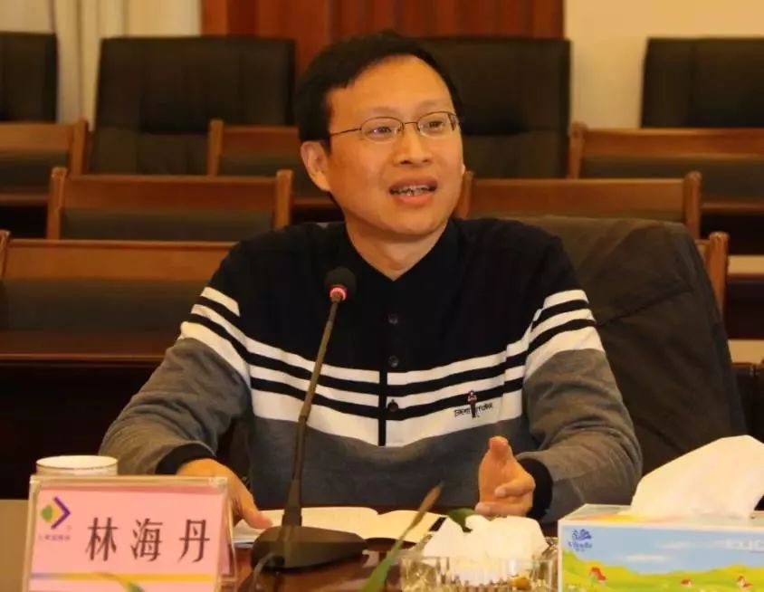 副所长肖田安,广东省动物保健品协会会长黄小建,秘书长李跃龙和卓粤论