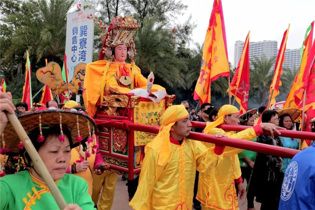 节庆活动内容丰富,包括在天后宫主殿举行的妈祖大型祭典仪式,渔船出海