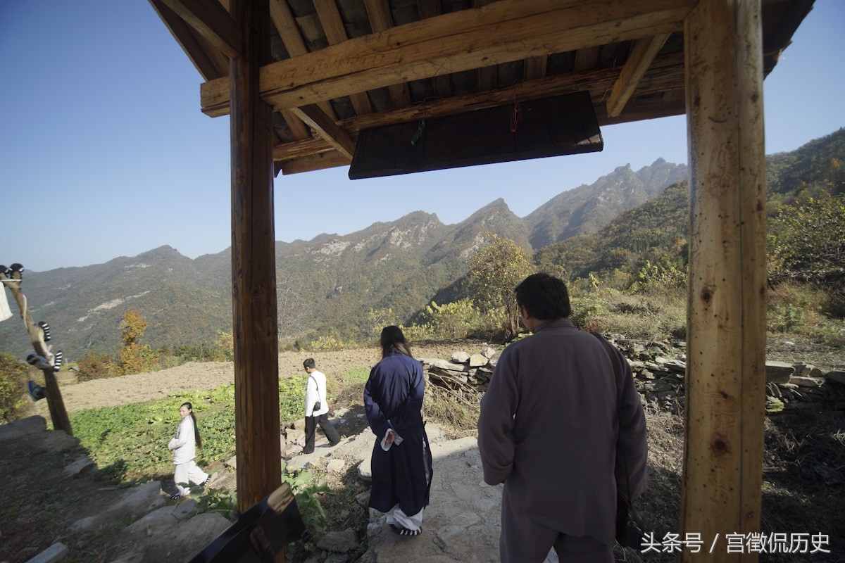 实拍武当山女道姑的修行生活爱玩微信很遗憾从未谈过恋爱