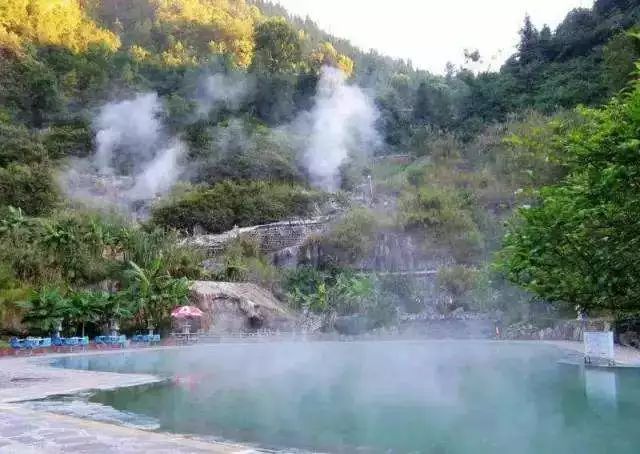 下山口温泉充分利用了山口的地热资源, 人们可以在这里泡泡温泉,放松