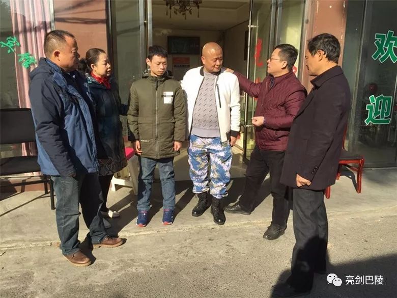 杨义一家和岳阳市德馨助残服务中心党支部书记韩章等人一起盛赞曹仕军