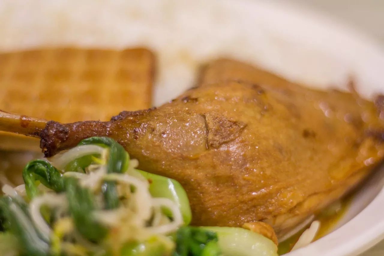 鸭腿饭鸡腿饭除了亲民的价格和大块的鸡腿,居然还垫有个蛋和吸收了