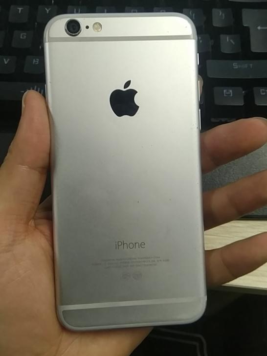 这是一款银色的iphone6,背部成色还是不错的.