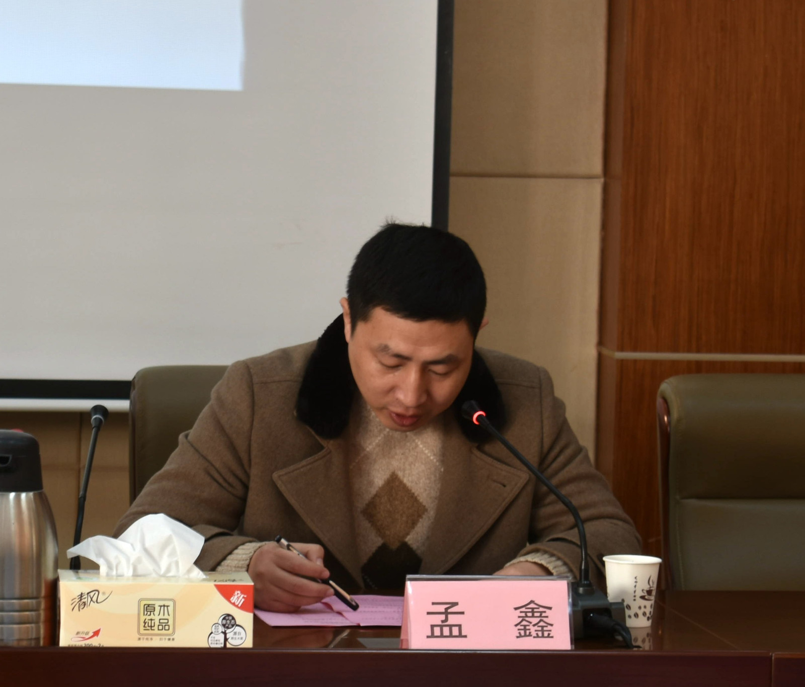 基金会代表张利伟秘书长和韦巍老师,学生处处长徐新华,副处长孟鑫