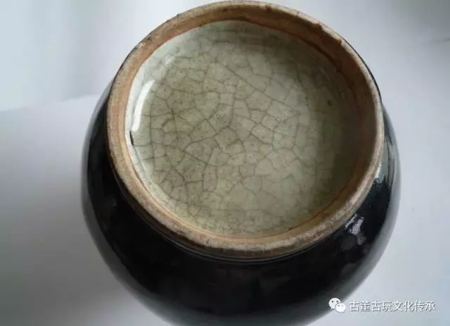 区别乌金釉瓷器与黑釉瓷器,用肉眼看,不容易区别,可是在电子放大镜下