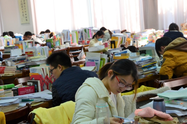 自习室里认真学习的身影就要迎来检验努力结果的时刻漫漫考研长路据