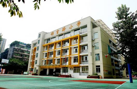 坐落在成都市东大街牛王庙上段28号的锦官驿小学,紧傍着旧时驿站,西