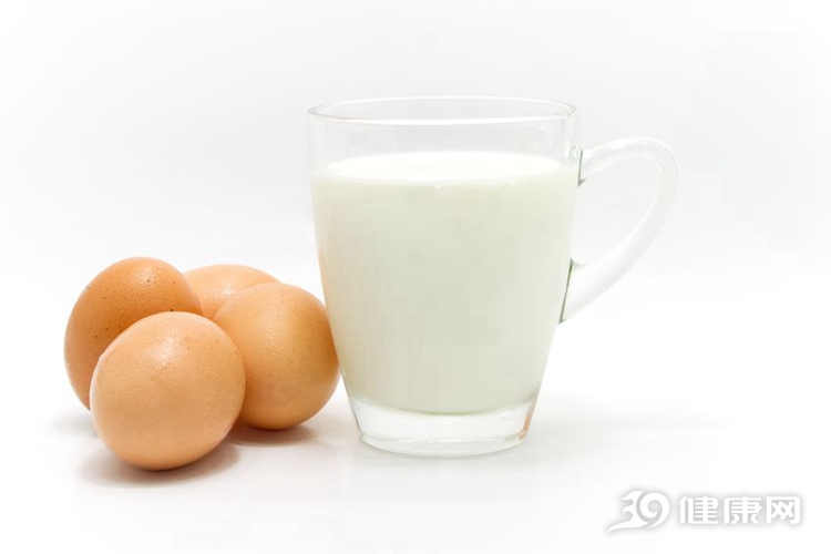 2.禁忌用鸡蛋加牛奶来代替早餐的主食