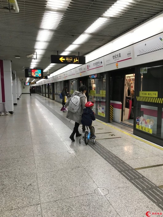 地铁6号线世纪大道站,一名男孩骑着自行车进入地铁车厢 来源/新民晚报