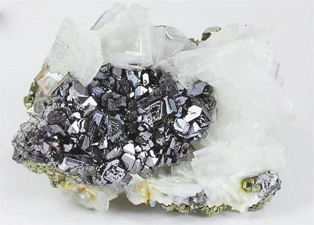 方铅矿往往在冷却的岩浆岩中能够发现这种石头,是汞与碲在高温下熔合