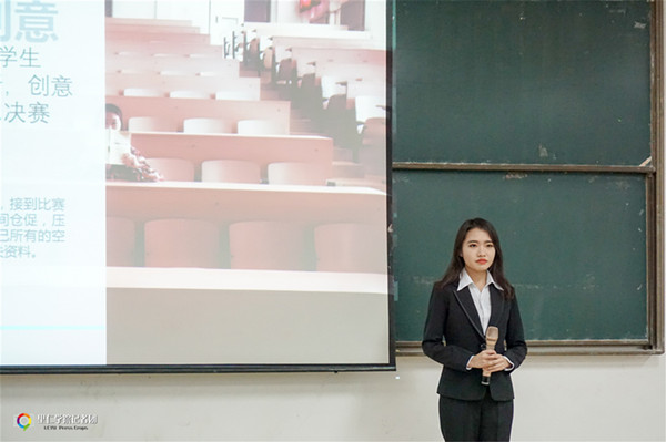 代表张祖明,旮旯影像负责人韩博阳上台与同学们分享了他们的创业之路