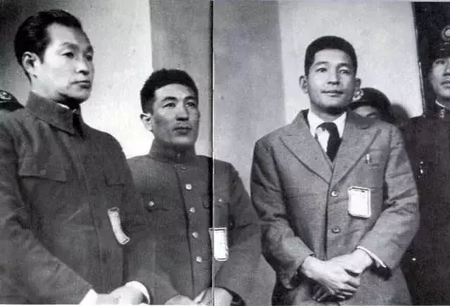 1947年12月18日,田中军吉,野田毅和向井敏明(由左向右)接受公审.