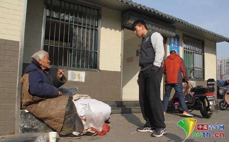 七旬老人"蜗居"公厕 大四学生半月持续送饭