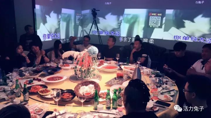 起唱一起吃欢乐时刻不要停 watch movies 在活力兔子ktv不仅可以唱歌