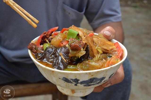 美食 正文  从河南乡村走出来的人,对吃烩菜都不陌生,在农村过红白