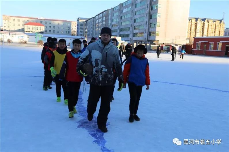 市第五小学教育集团2017年"希望杯"雪地足球赛在黑河五小校园内开赛