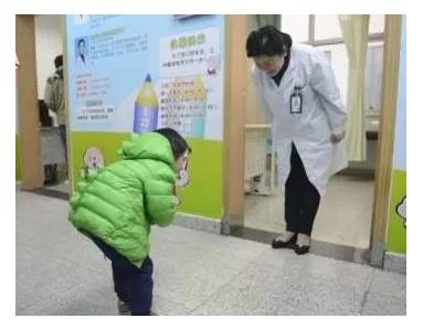 病愈后的孩子向医生鞠躬感谢, 医生深深地鞠躬回礼.