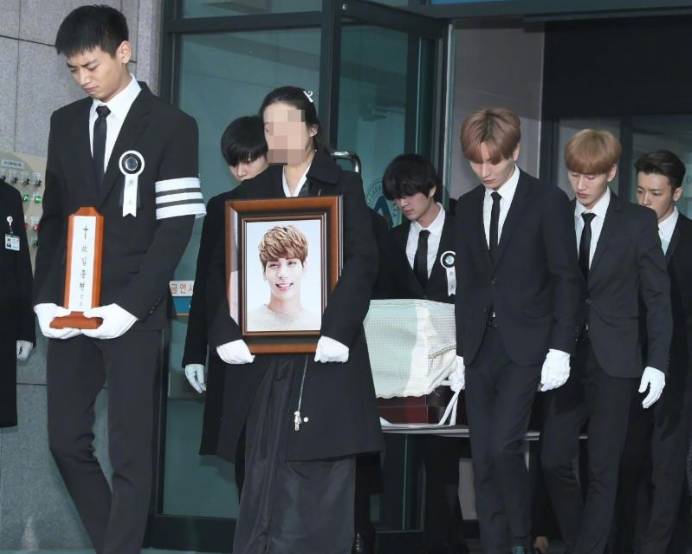 昨天shinee已故成员金钟铉出殡 剩下的四位成员担任丧主来送钟铉最后