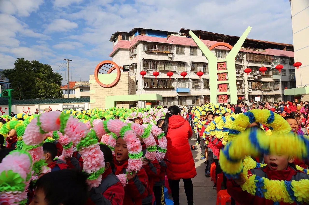 广西龙胜:逾百年龙胜小学庆华诞(多图)