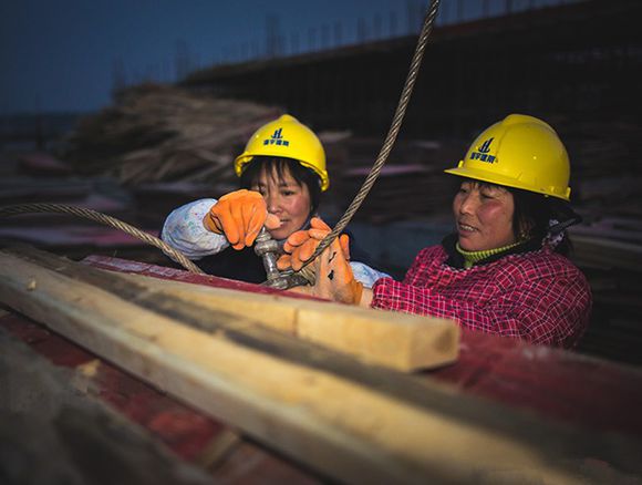 建筑工地上女农民工的"尴尬"生活,丈夫看了就心酸!