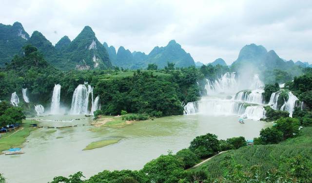 它起源于广西靖西县归春河,终年有水,流入越南又流回广西,经过大新县