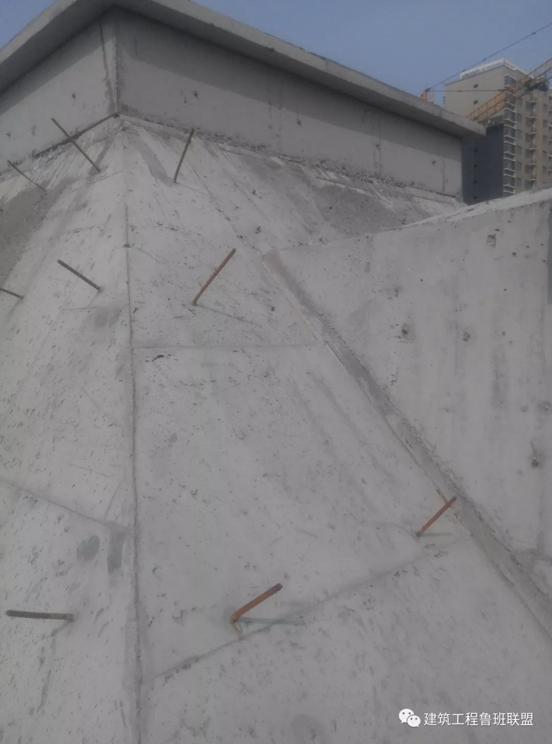 双面模板 自密实混凝土:提高大坡度斜屋面混凝土成型质量