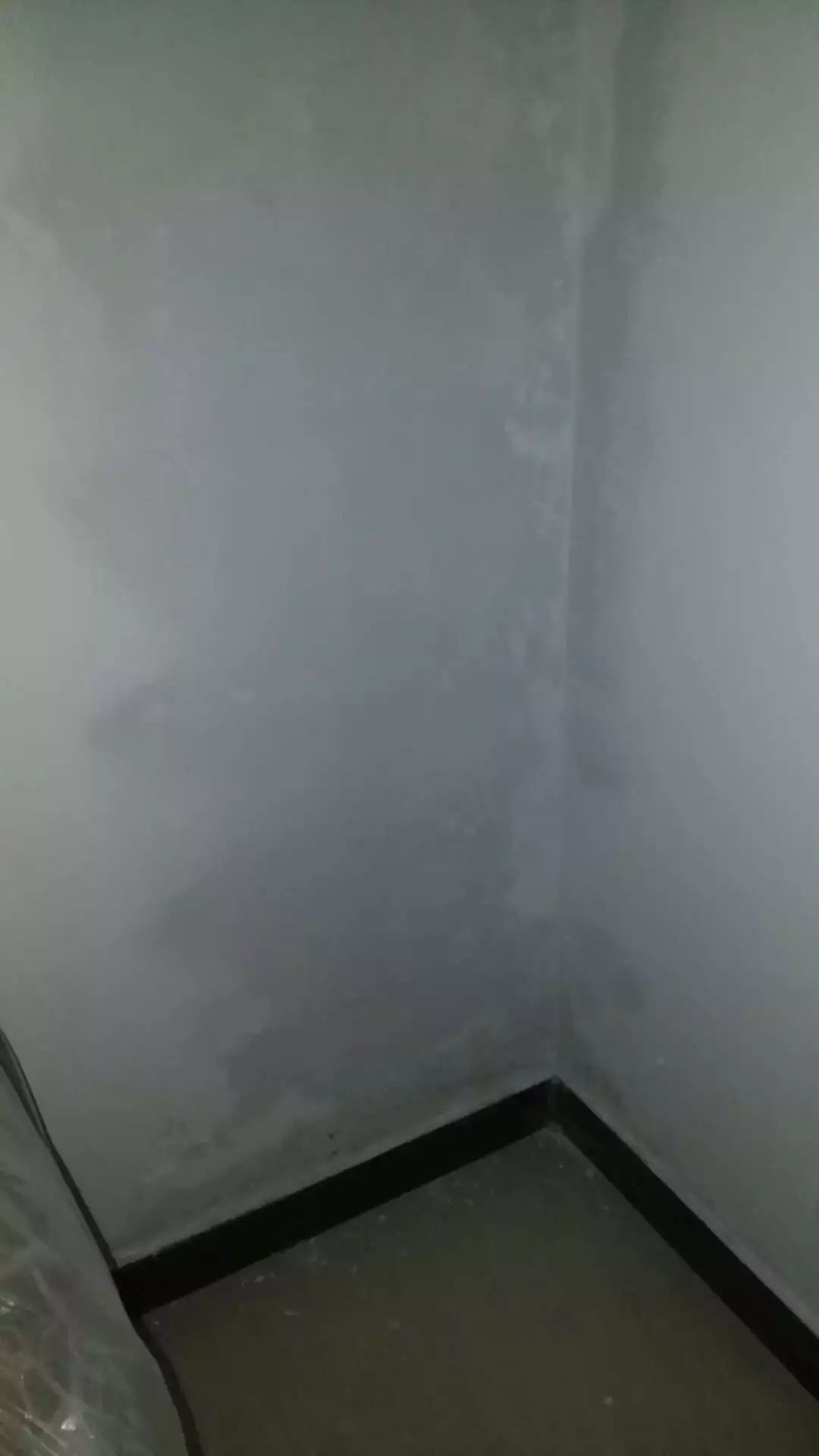 网友反映:东明一小区住户新楼房漏水!看图片漏的不轻!