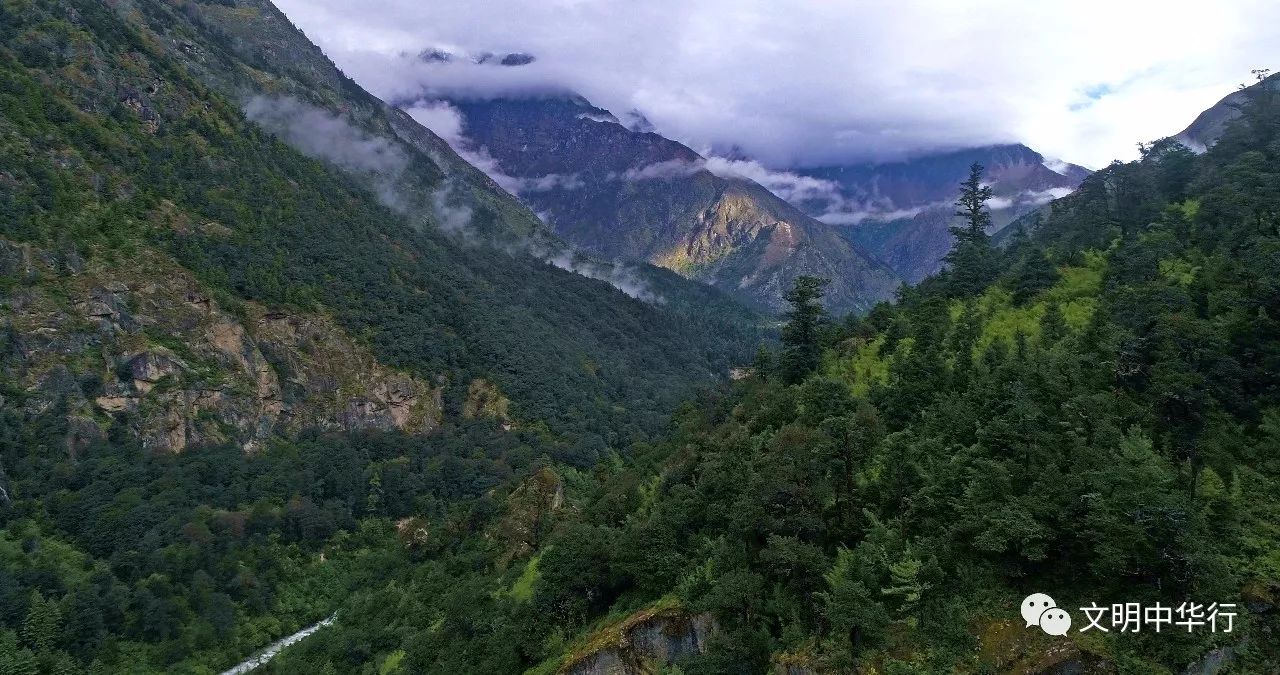 绒辖乡,地势平坦,海拔2800米.