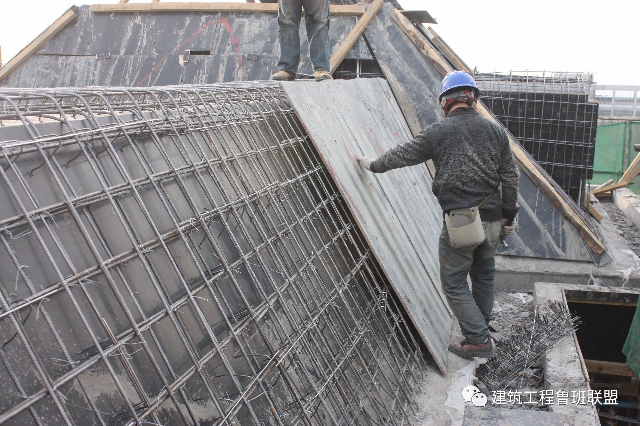 双面模板自密实混凝土提高大坡度斜屋面混凝土成型质量
