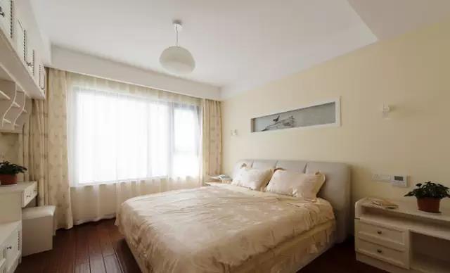 米白色壁纸和床上用品以及窗帘相互呼应,整体颜色搭配和谐.