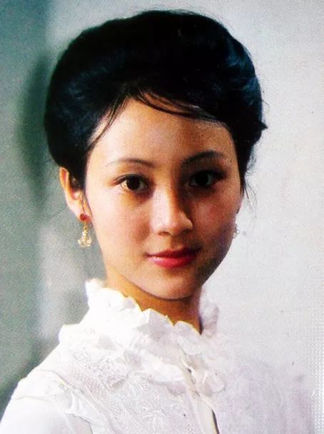 董智芝,曾与陈红齐名的古典美人,芭蕾舞演员的她演绎